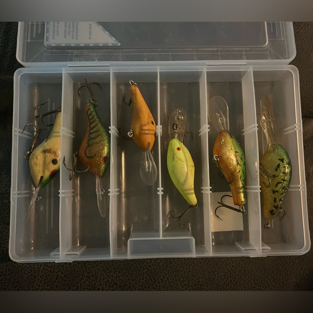 Tray of 6 vintage bass lures. Sizes and conditions in pictures.